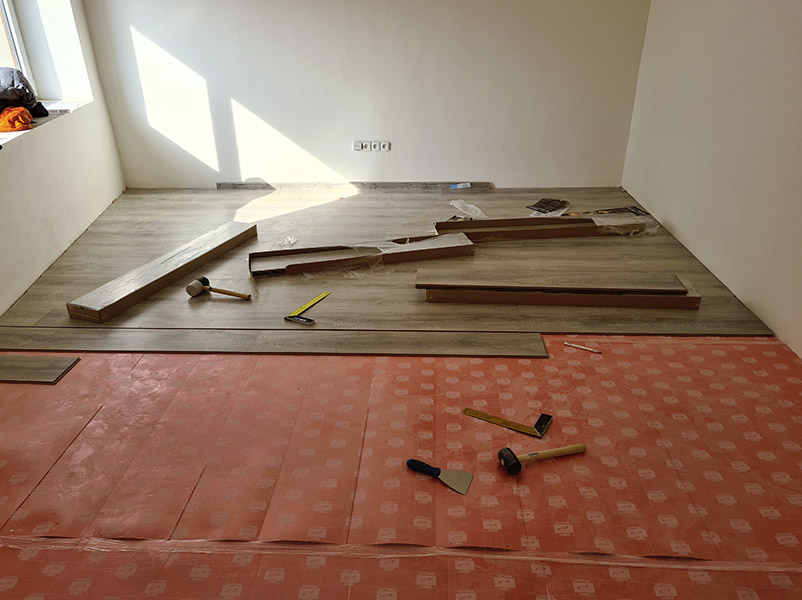 Referemčmí fotografie č.1 pokládka podlahy interiéru firmy Vavřín | Malování interiérů | Podlahy
